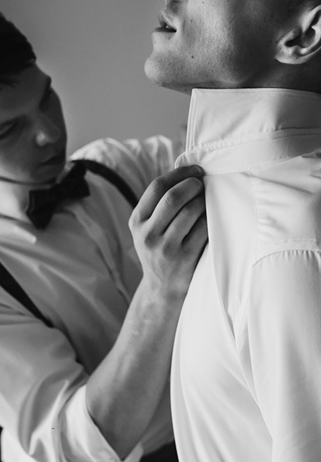 Hemd des Bräutigams wird zugeknöpft