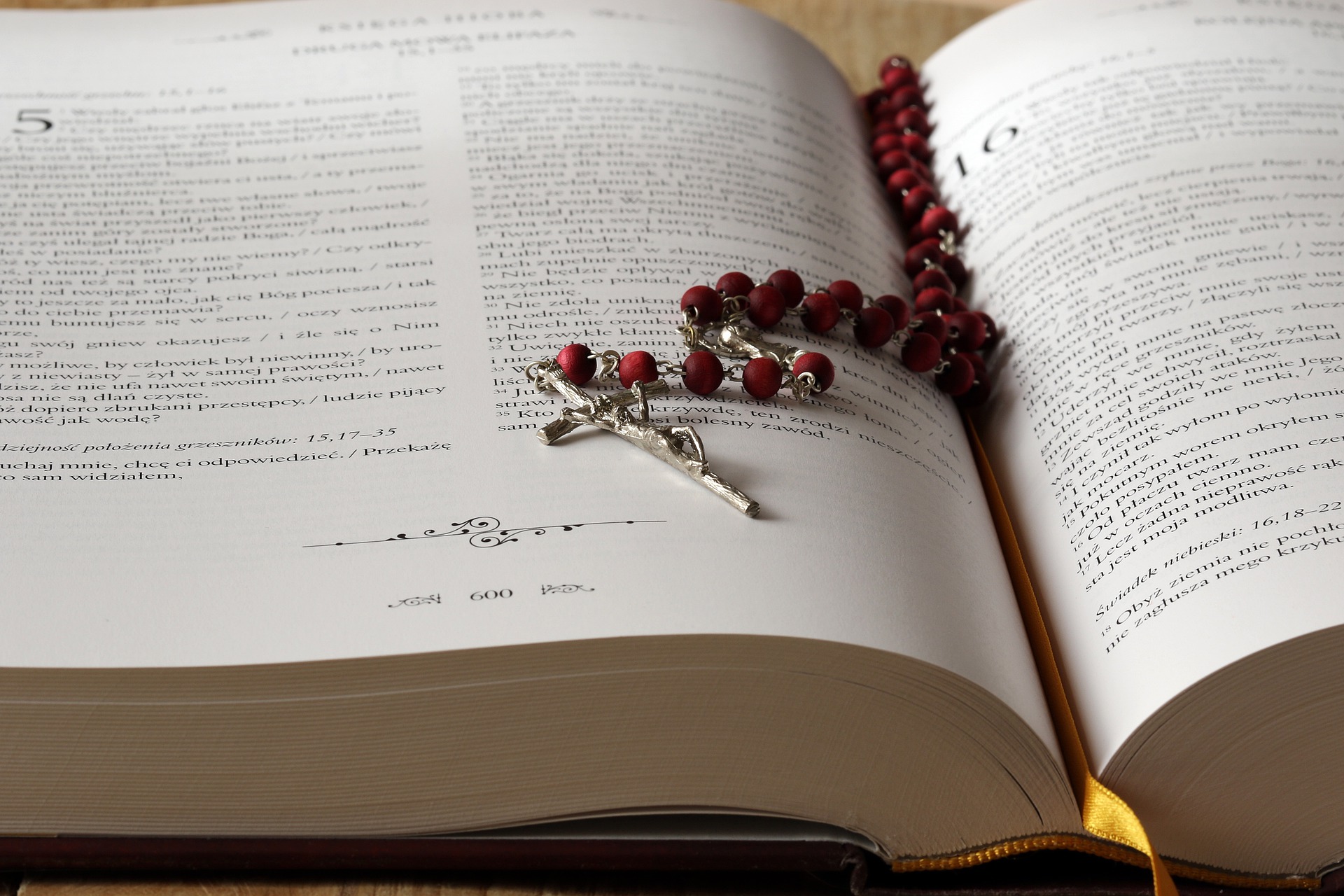 Bibel mit darauf liegendem Rosenkranz; Bildbeitrag zum Blogbeitrag zur katholischen Trauung